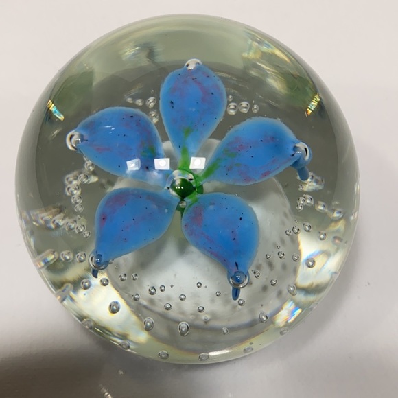 Wheaton Village Tony DePalma flower paperweight. - Picture 2 of 8